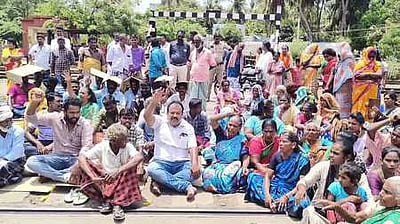 அடிக்கடி மூடப்படும் ரயில்வே கேட்: தண்டவாளத்தில் அமா்ந்து மக்கள் மறியல்