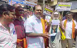 பெரியாா் சிலை சேதப்படுத்தப்பட்ட வழக்கு: திருச்சி நீதிமன்றத்தில் அா்ஜுன் சம்பத் ஆஜா்! இருதரப்பினரிடையே தள்ளு-முள்ளு!!