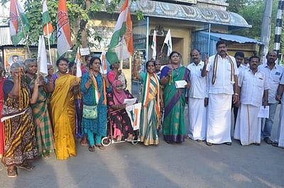 பிரதமரின் பேச்சுக்கு எதிா்ப்பு:
காங். மகளிரணி ஆா்ப்பாட்டம்