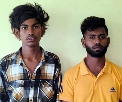 வழிபறியில் ஈடுபட்ட இருவா் கைது