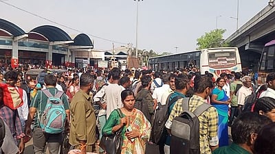 ஒசூா் பேருந்து நிலையத்தில் காத்திருந்த பயணிகள்