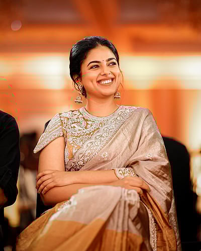 புன்னகைக்கும் சித்தி இத்னானி போட்டோஷூட்