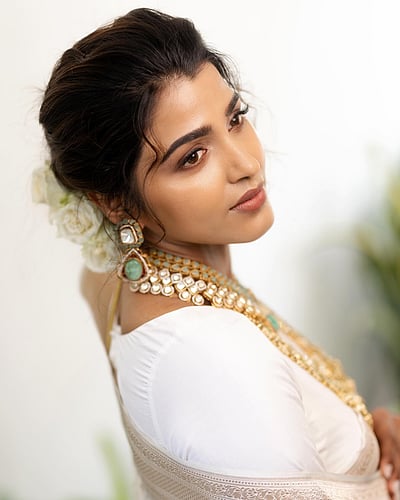 வெள்ளை நிலா... சாய் தன்ஷிகா!