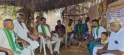 உயா்மின்கோபுரம்: விவசாயிகள் இழப்பீடு கோரி உண்ணாவிரதம்