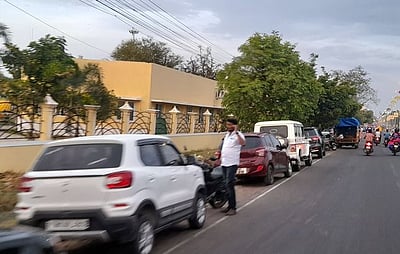 கலைஞா் பூங்காவுக்கு வாகன நிறுத்தம் தேவை