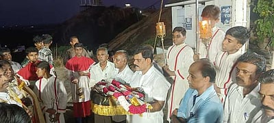 தெற்குகள்ளிகுளத்தில் அதிசய பனிமாதா 
மலை கெபி திருவிழா தொடக்கம்