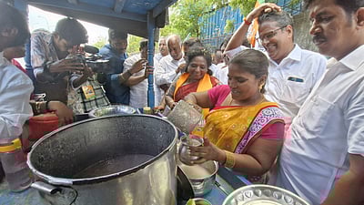 தெருவோரக் கடையில் கூழ் குடித்து, யுபிஐ மூலம் ரூ.500 கொடுத்த தமிழிசை!