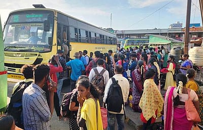 கடலூா் பேருந்து நிலையத்தில் குவிந்த பயணிகள்