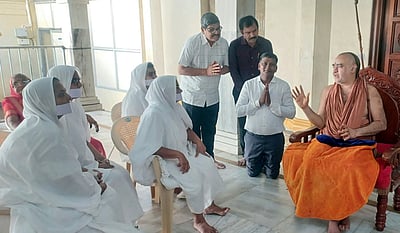 பக்தியோடு இணைந்த கல்வி முக்கியம்: விஜயேந்திரா் பேச்சு