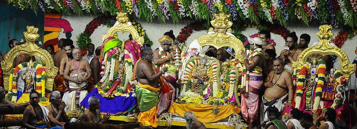 திருக்கல்யாணத்தை முன்னிட்டு சுந்தரேசுவரர், பிரியாவிடை மற்றும் மீனாட்சி அம்மன், திருப்பரங்குன்றம் சுப்ரமணியசுவாமி, பவளகனிவாய் பெருமாள் ஆகியோர் மீனாட்சி கோவிலில் உள்ள திருக்கல்யாண மண்டபத்தில் எழுந்தருளினர்.