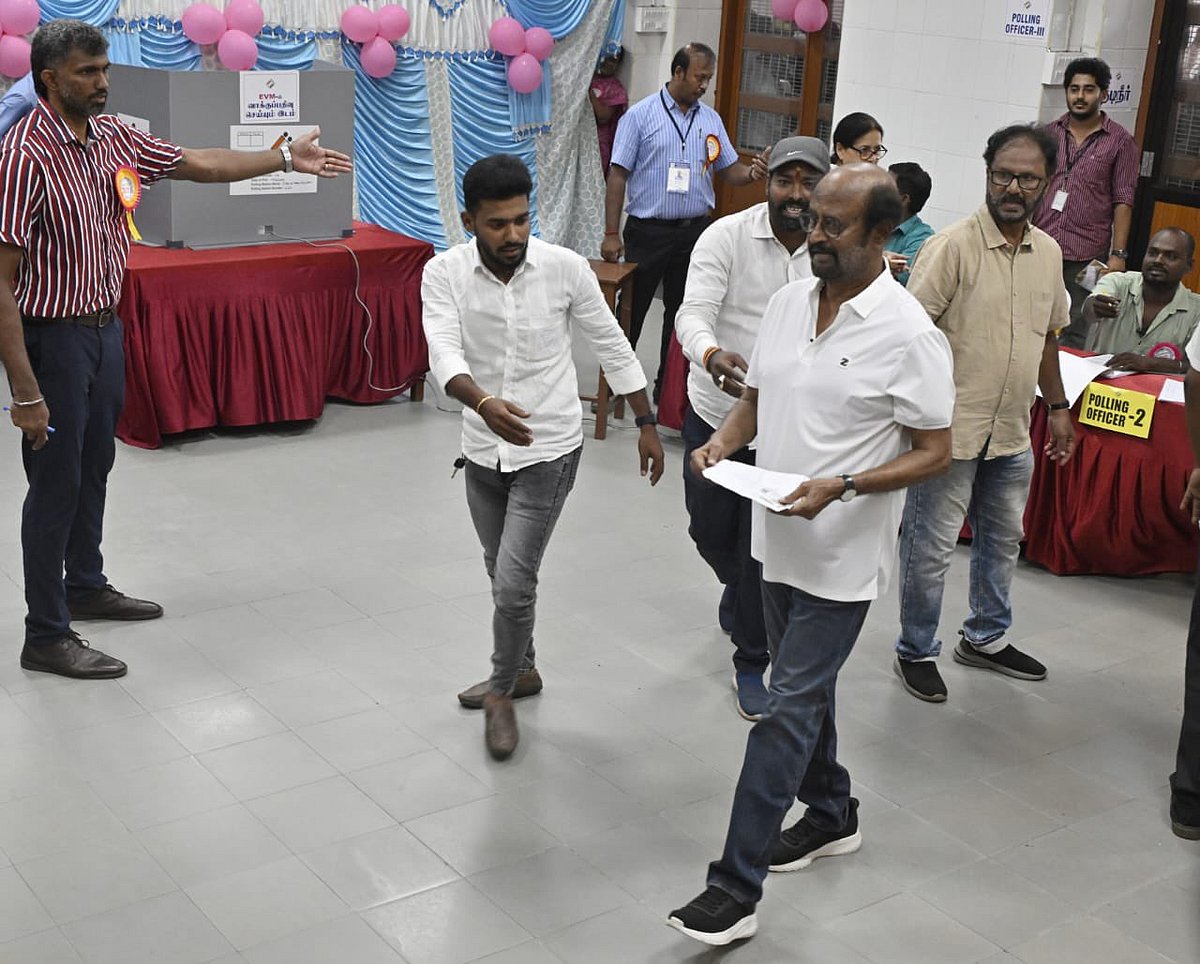 வாக்களித்த நடிகர் ரஜினிகாந்த்.