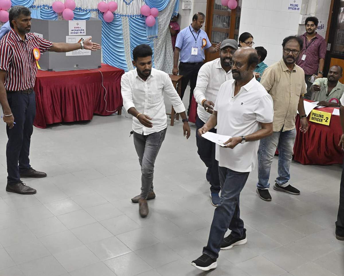 வாக்களித்த திரைப் பிரபலங்கள் - புகைப்படங்கள்