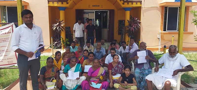 தொடக்க வேளாண்மை கூட்டுறவு கடன் சங்கத்தை முற்றுகையிட்டு போராட்டத்தில் ஈடுபட்ட பொதுமக்கள்.