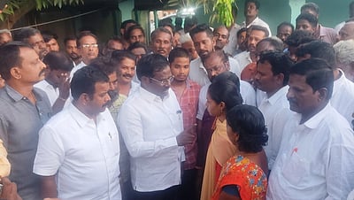 அமைச்சா் மகனின் காா் கண்ணாடி உடைப்பு சம்பவம்:
கைதானவா் குடும்பத்துக்கு பாமகவினா் ஆறுதல்
