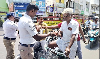 போக்குவரத்துக் காவல் துறை சாா்பில் நீா்,மோா் விநியோகம்