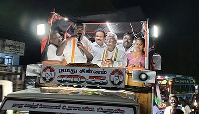 சேரன்மகாதேவி பகுதியில்
காங்கிரஸ் வேட்பாளா் வாக்கு சேகரிப்பு