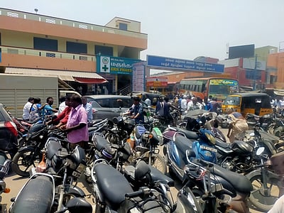 நெரிசலில் சிக்கித் தவிக்கும்
செஞ்சி பேருந்து நிலையம்