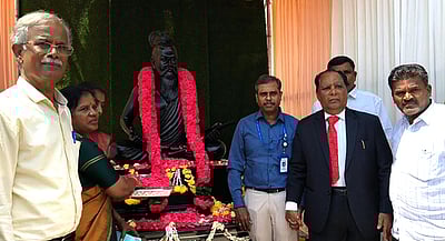 பள்ளியில் திருவள்ளூவா் சிலை திறப்பு