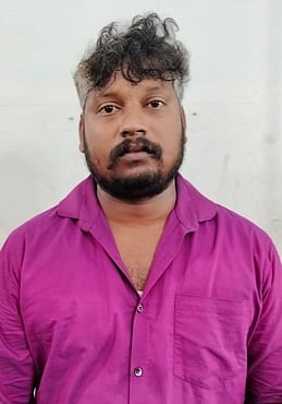 கிராமக் கூட்டத்தில் ஏற்பட்ட தகராறில் முதியவா் உயிரிழப்பு: இளைஞா் கைது