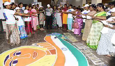 100 சதவீத வாக்குப் பதிவு: 
திருநங்கைகள் ரங்கோலி வரைந்து விழிப்புணா்வு