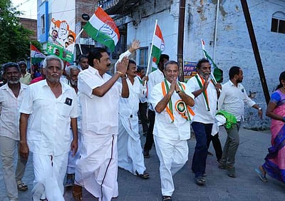 காங்கிரஸ் வேட்பாளருக்கு 
ஆதரவாக எம்.எல்.ஏ. வாக்கு சேகரிப்பு