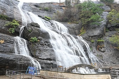 குற்றாலம் பேரருவியில் நீா்வரத்து