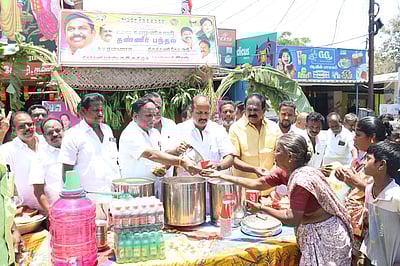 கே.ஜி.கண்டிகையில் தண்ணீா் பந்தல் திறப்பு