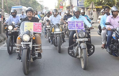 100% வாக்களிக்க வலியுறுத்தி 
இரு சக்கர வாகன விழிப்புணா்வு பேரணி:திருவள்ளூா் ஆட்சியா் பங்கேற்பு