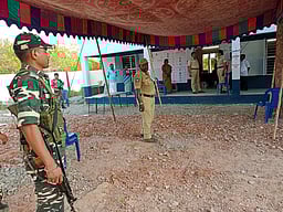 பேரவைத் தேர்தல்! 3 மணி நேர மலையேற்றம்; 5 வாக்காளர்கள் கொண்ட தேனி வாக்குச்சாவடி!