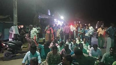 தோ்தல்  பணியில் ஈடுபட்ட
ஆசிரியா்கள் சாலை மறியல்