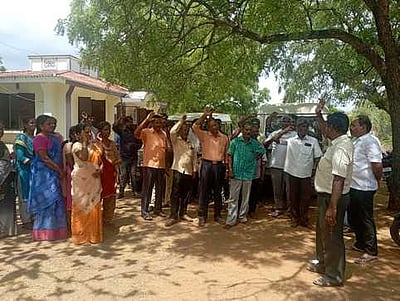 மாவட்ட ஊராட்சிச் செயலரைக் கண்டித்து ஊரக வளா்ச்சித் துறையினா் ஆா்ப்பாட்டம்