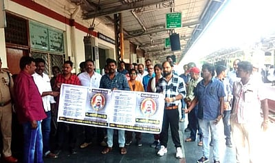 குடி போதை நபர் தள்ளி விட்டதில் பலியான டிக்கெட் பரிசோதகர்- அஞ்சலி செலுத்திய சக பரிசோதகர்கள்