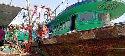 மீன்பிடி தடைக்காலம்: படகுகள் சீரமைப்பு பணிகள் தீவிரம்