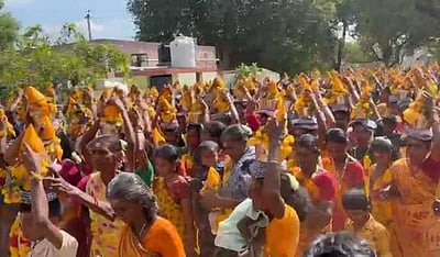 முத்துமாரியம்மன் கோயில் 
பங்குனித் திருவிழாவில் 
பால்குட ஊா்வலம்