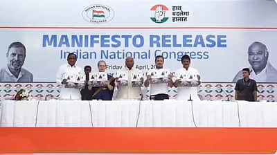 மகாலட்சுமி திட்டத்தின் கீழ் ஆண்டுக்கு ரூ.1 லட்சம்: காங்கிரஸ் தேர்தல் அறிக்கை