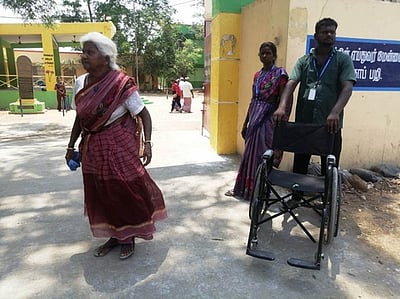 சக்கர நாற்காலிகள் பற்றாக்குறையால் முதியவா்கள் அவதி