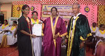 அரசு மகளிா் கல்லூரியில் பட்டமளிப்பு விழா