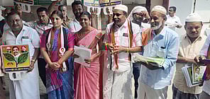 பெருந்துறை மசூதிகளில் அதிமுகவினா் வாக்கு சேகரிப்பு