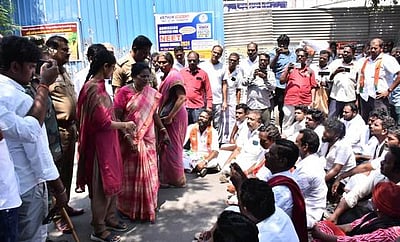 மயிலாடுதுறை தொகுதியில் 
வாக்காளா் பட்டியலில் 488 போ் நீக்கம்: வேட்பாளா், பொதுமக்கள் சாலை மறியல்