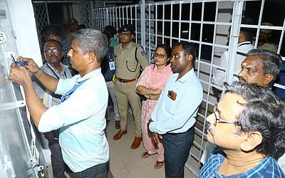 வாக்குப் பதிவு இயந்திரங்கள் அறைக்கு மூன்றடுக்கு பாதுகாப்பு