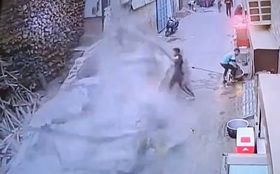 சுற்றுச்சுவர் இடிந்து விழுந்து விபத்து: 4 பேர் பலி