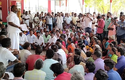 உரத் தொழிற்சாலையை அகற்றக் கோரி போராட்டம்! முன்னாள் அமைச்சர் உள்பட ஏராளமானோர் கைது