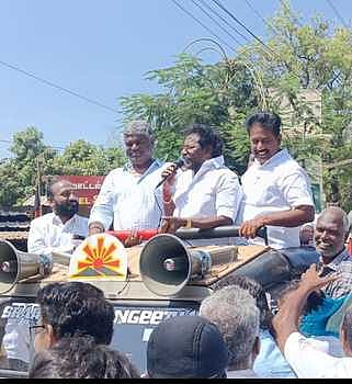 திமுக வேட்பாளருக்கு கருணாஸ் வாக்கு சேகரிப்பு