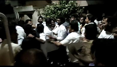 இரவு 10 மணிக்கு மேல் வாக்காளா் பட்டியலுடன் திரிந்தவா்களை பிடித்து போலீஸிடம் ஒப்படைப்பு