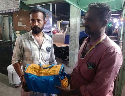 பேருந்தில் பயணி தவறவிட்ட 15 பவுன் நகைப் பை மீட்பு