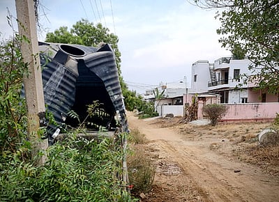 உடைந்து கிடக்கும் நகராட்சி 
தண்ணீா் தொட்டியை மாற்றக் கோரிக்கை