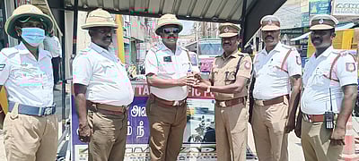 போக்குவரத்து போலீஸாருக்கு 
குளிா் கண்ணாடி, பழச்சாறு