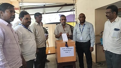 விழுப்புரம் மாவட்டத்தில் தபால் வாக்கு செலுத்தும் பணி தொடக்கம்