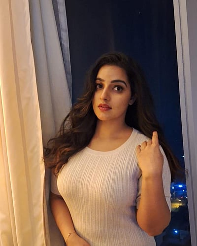 மின்னும் வெண்தாரகை... மாளவிகா மேனன்!