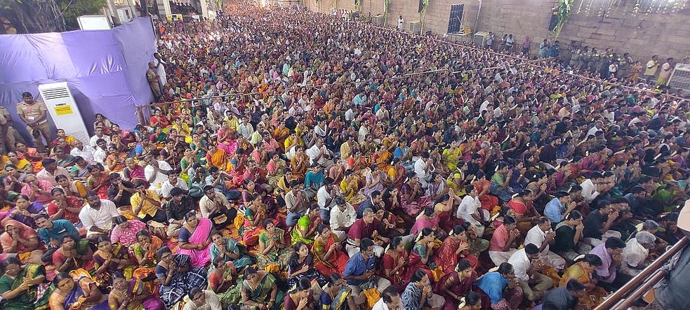 ஆயிரக்கணக்கான பக்தர்கள் கலந்து கொண்டு திருக்கல்யாண வைபவத்தை கண்டு மகிழ்ந்தனர்.